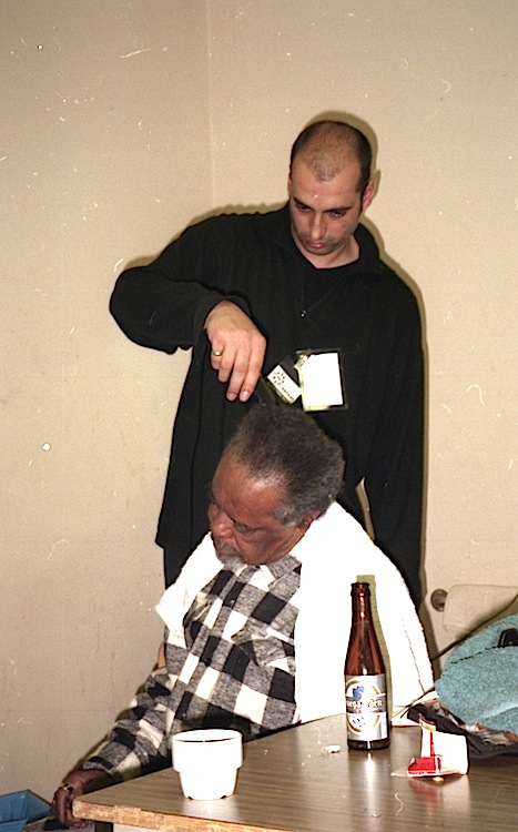 Jeff Lucas shaving Lloyd Knibb backstage Hof Ter Lo, Antwerp, Belgium 1996