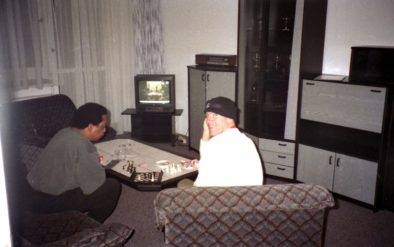 Will Clark and Bill Smith with a chess in the living room, Chemnitz 1996