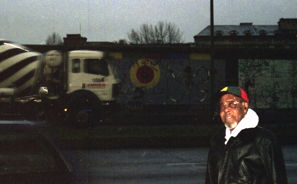 Lloyd Knibb along the Berlin wall 1996