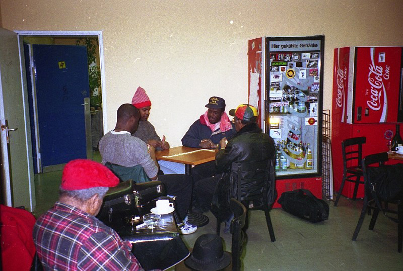 Rolando Alphonso, on the table: Tony Looby, Kirk Throne, Devon James, Lloyd Knibb backstage Skasplash FZW, Dortmund 1996